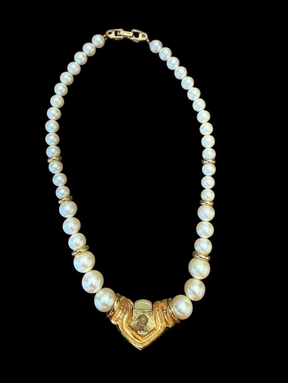 Vintage 1980s Napier Faux Pearl Chevron Shield Choker Necklace 16